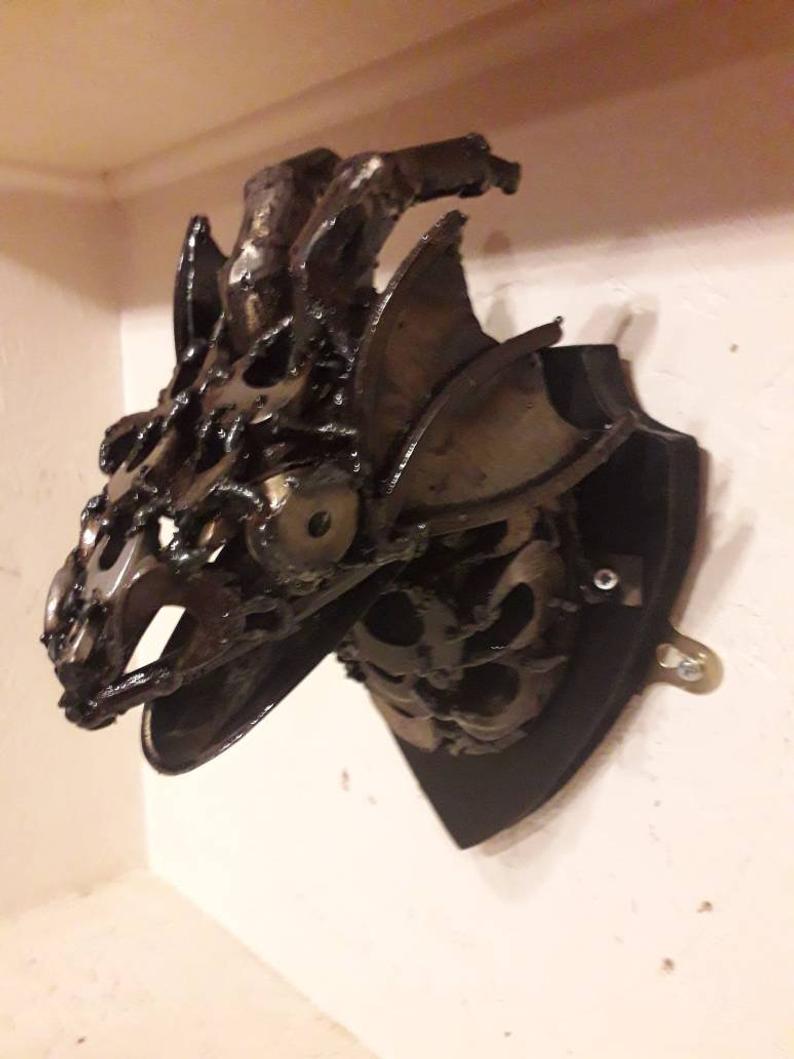 cabeza dragón metálico para pared
